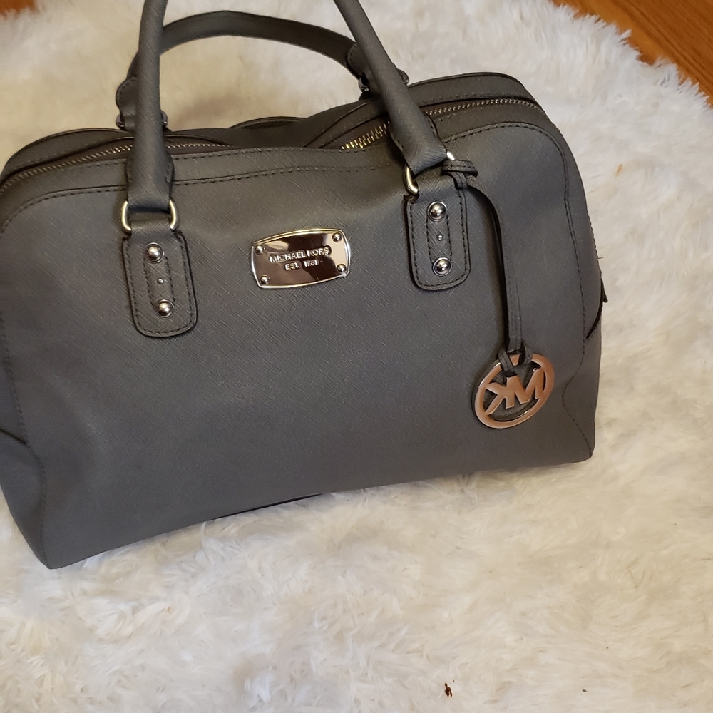 Ypu can used a shoulder bag or crossbody